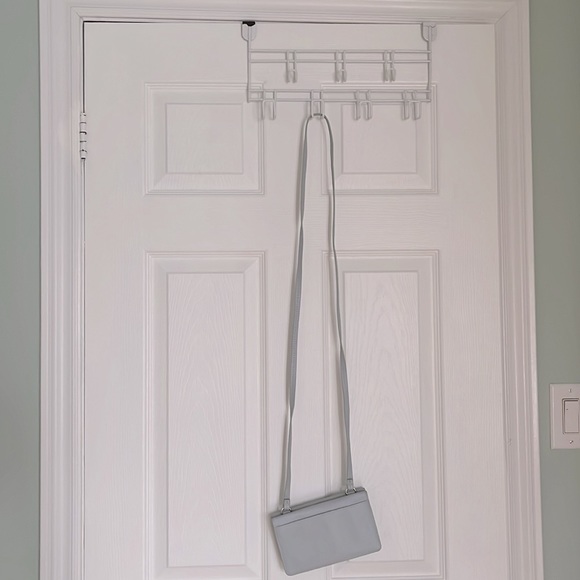 Danier wallet on chain (more like a wallet on strap) - Picture 4 of 6